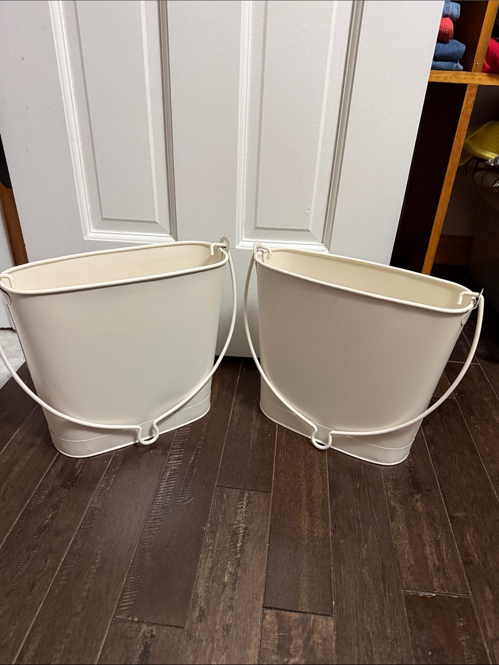POTTERY BARN SET 2  METAL CREAM HANGING BASKETS NWT! RETIRED MODEL VERY RARE!